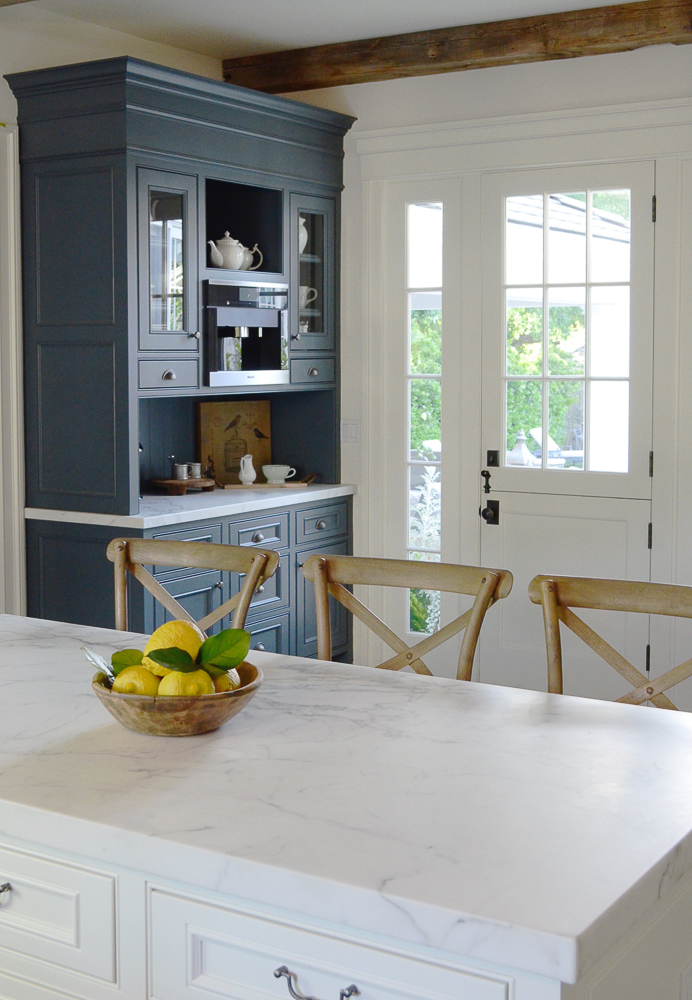 We painted our kitchen cabinets! (Benjamin Moore Swiss Coffee