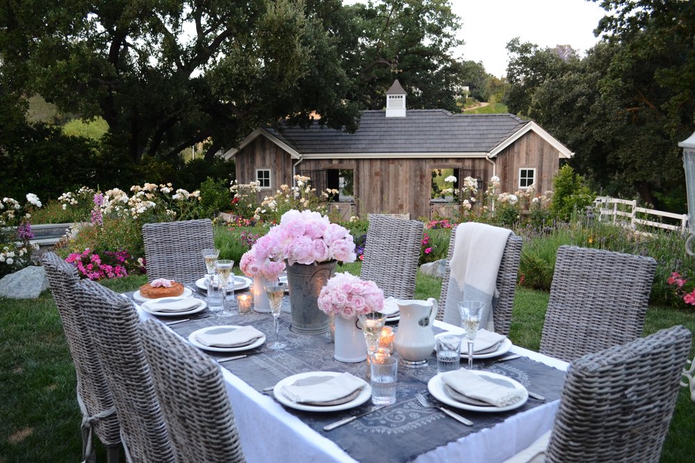 How to Host an Outdoor Dinner Party: a Step-by-Step Guide