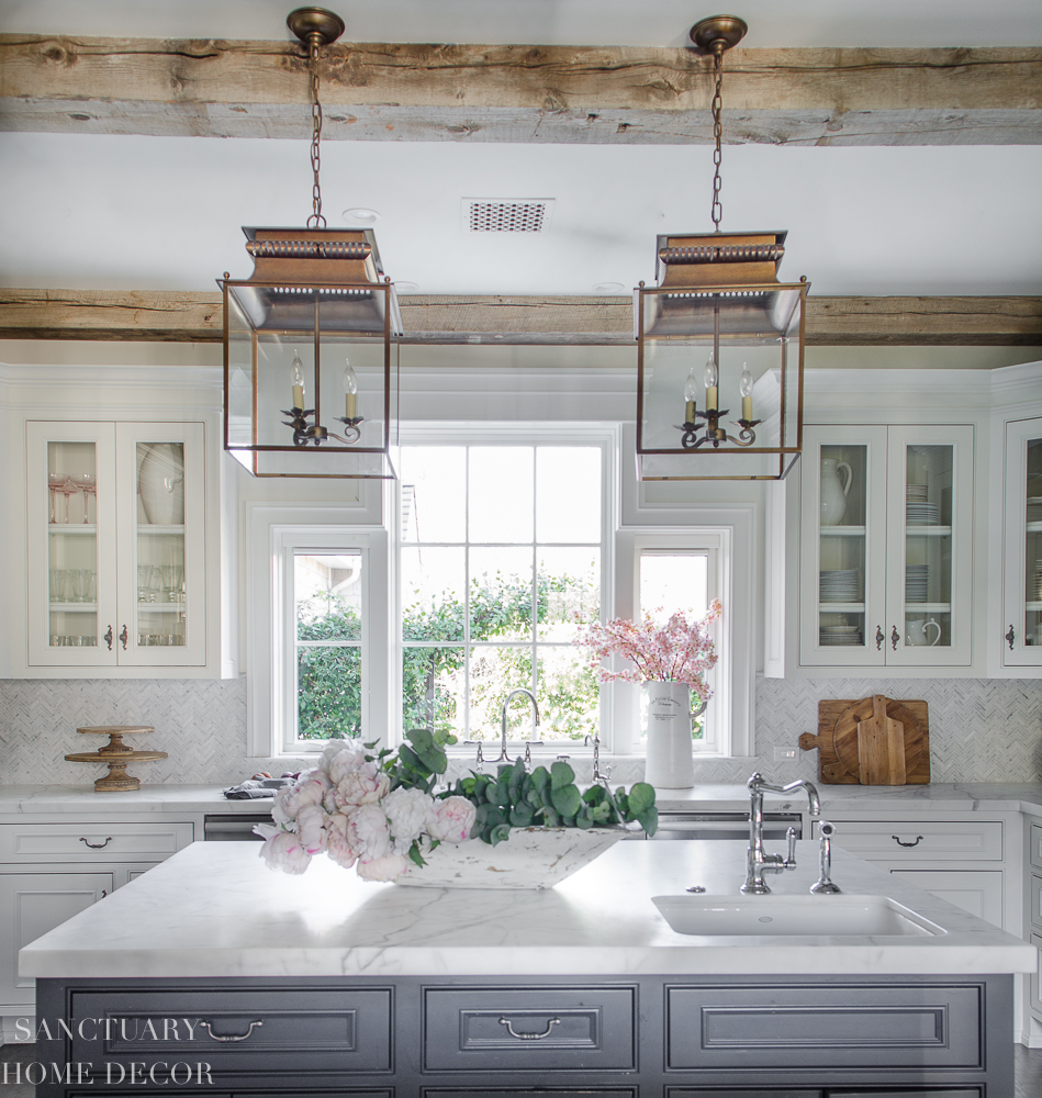 https://sanctuaryhomedecor.com/wp-content/uploads/2019/02/White-Farmhouse-Kitchen-6.jpg