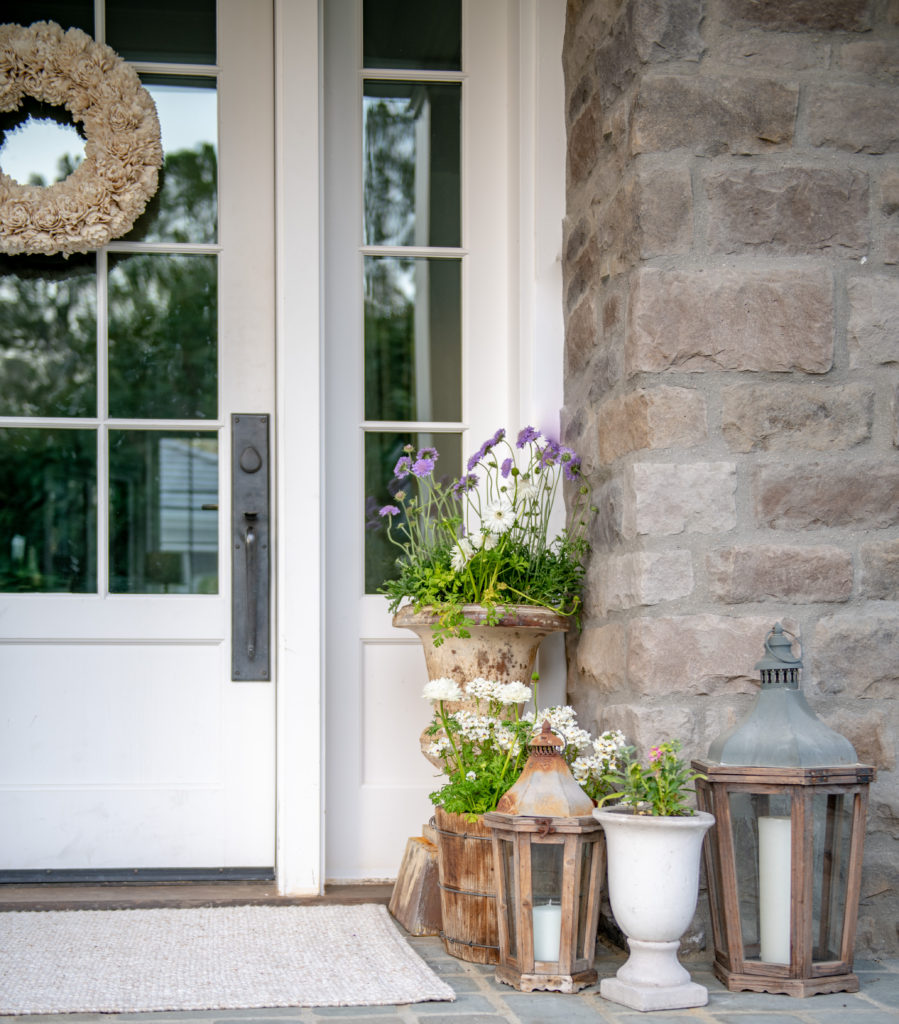 Farmhouse spring front porch decor - Hello Travel Blog