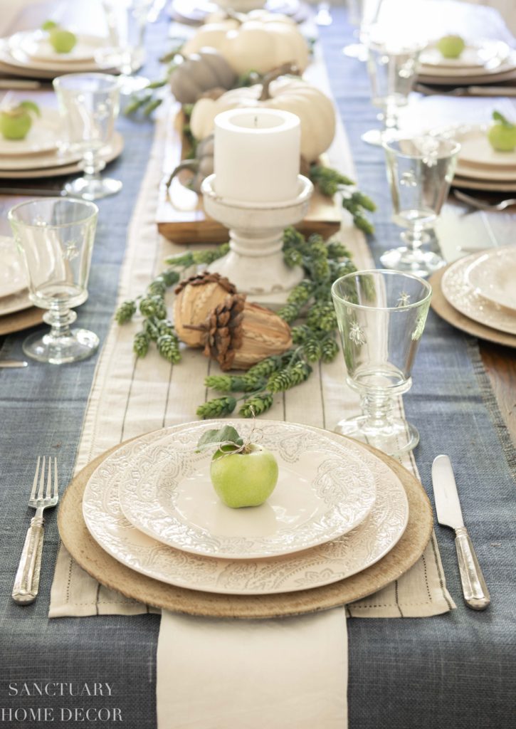 https://sanctuaryhomedecor.com/wp-content/uploads/2019/09/Fall_Farmhouse_Table_Setting_With_Blue_and_White-23-725x1024.jpg