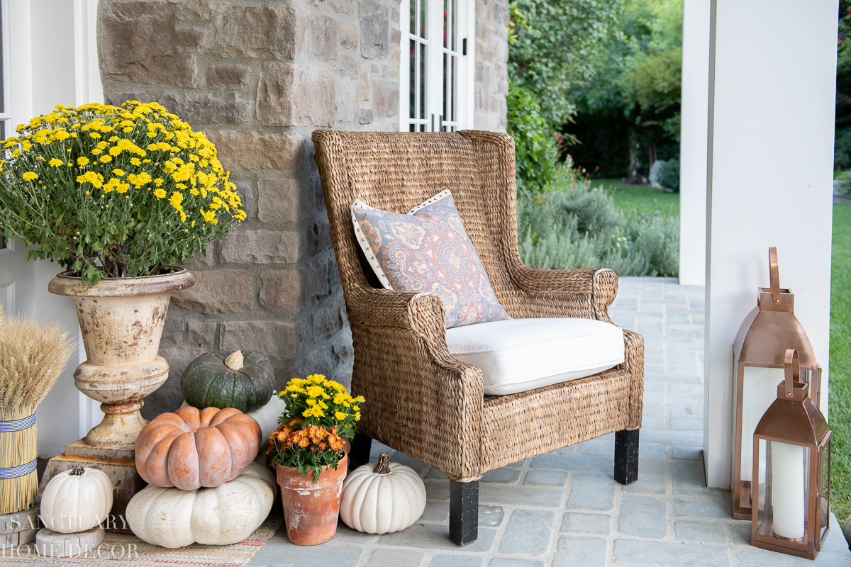 https://sanctuaryhomedecor.com/wp-content/uploads/2019/10/Fall-Porch-Decorating-Ideas-18.jpg