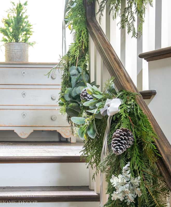 How to Decorate a Staircase With Garland