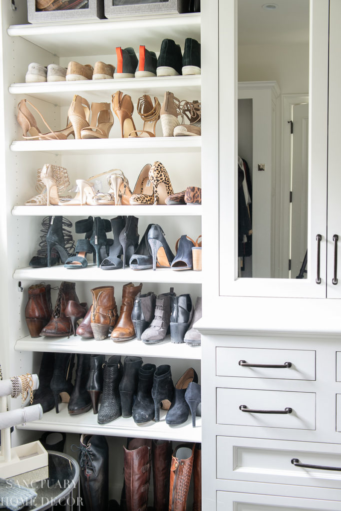 Closet Organization Made Easy With DECOMOMO