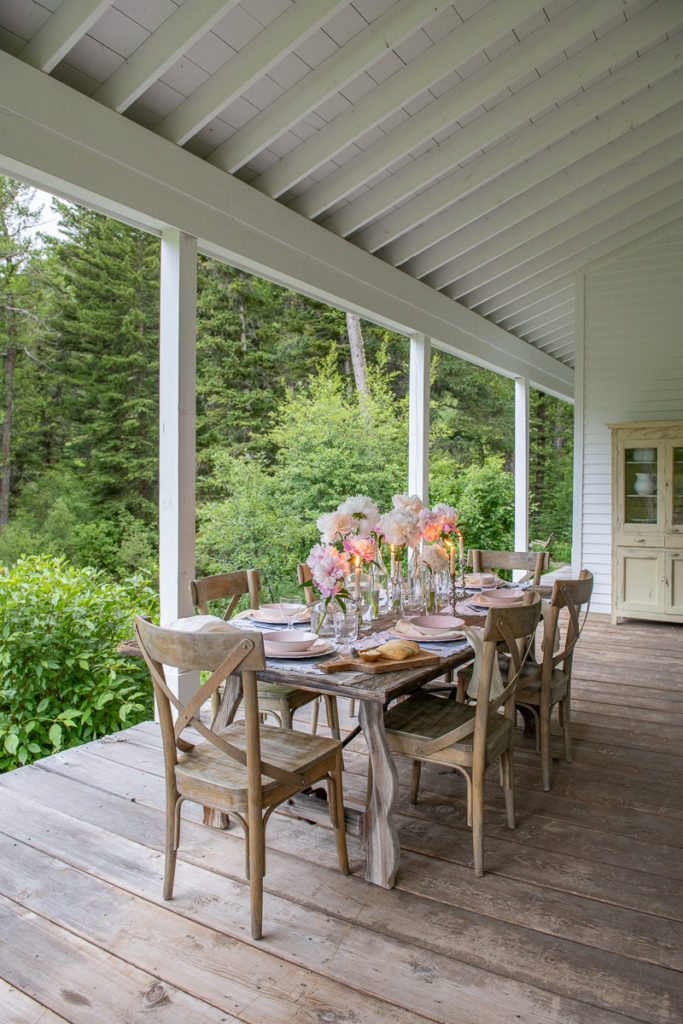 summer-table-with-glass-bottle-centerpiece