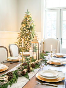 Cozy Christmas Dining Room Decorating Ideas - Sanctuary Home Decor