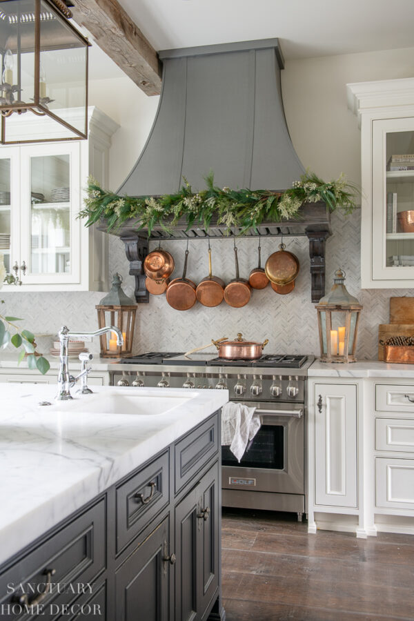 Easy Ways to Decorate a Kitchen For Christmas - Sanctuary Home Decor