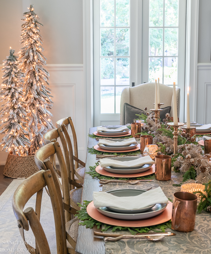 https://sanctuaryhomedecor.com/wp-content/uploads/2021/11/Christmas_Table_Setting-4.jpg