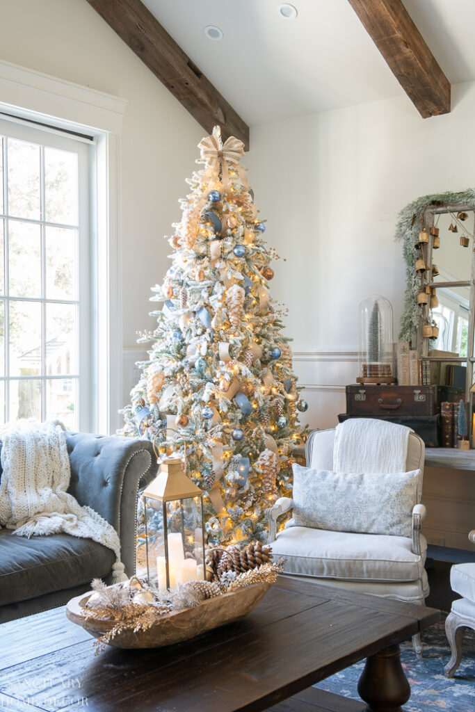 CHRISTMAS KITCHEN DECOR IN BLUE AND GOLD